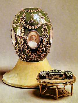 Het Alexander Palace Egg op het fluweren voetje
